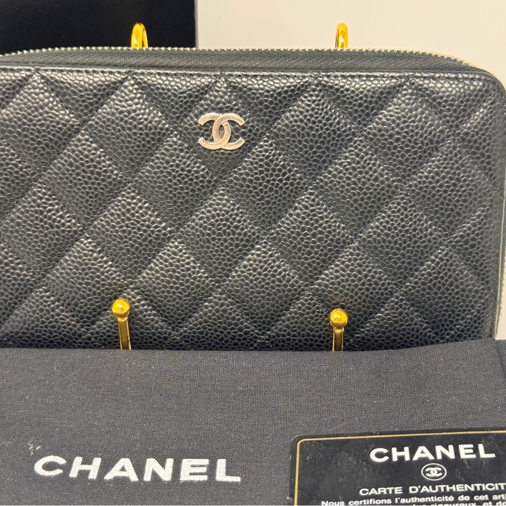 đź’ŻAuthentic CHANEL Black Caviar Quilted Gusset zippy Wallet SHW - Picture 2 of 8